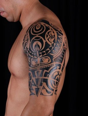  Tatouage maori, polynésien sur l'épaule d'un homme